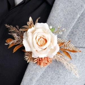 Boutonnière élégante avec rose artificielle crème, feuilles dorées et perles pour mariage