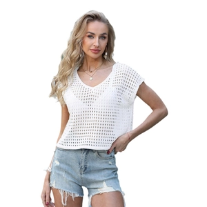 Copricostume bikini in maglia traforata bianca con scollo a V profondo e maniche corte
