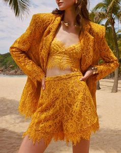 Dettaglio del completo tre pezzi in pizzo giallo con blazer e pantaloncini in stile estivo