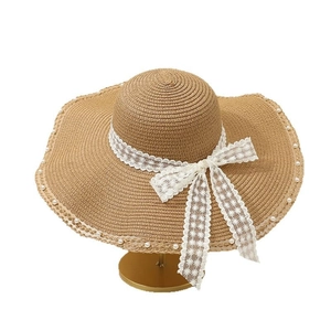Eleganter Sonnenhut aus Stroh mit weißer Spitzenschleife und Perlen für Damen