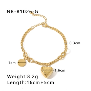 Detail der Goldherz-Anhänger mit Blind for Love Gravur und rundem Charm auf dem Armband