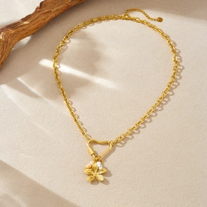 Collier pendentif fleur de muguet avec perles, fermoir coeur et chaîne dorée élégante