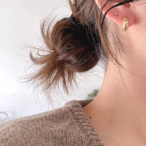 Minimalist 925 sterling silver hoop earrings with quilted pattern on gold plated finish