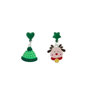 Boucles d'oreilles de Noël asymétriques avec cœur vert et pendentifs renne