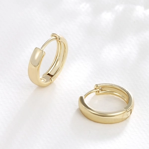 Orecchini a cerchio minimalisti in ottone placcato oro con finitura lucida e chiusura