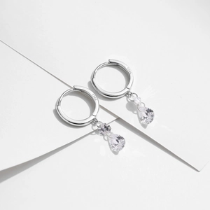 Élégantes créoles en argent sterling S925 avec zircons scintillants en forme de goutte d'eau
