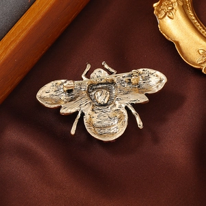 Vue détaillée du dos de la broche abeille exquise avec fermoir robuste et texture métallique.