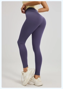 Détail arrière du legging de yoga violet foncé à taille haute avec effet push-up sculptant