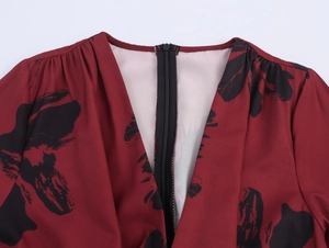 Detailansicht des versteckten Reißverschlusses am dunkelroten Kleid mit Blumenmuster-Druck