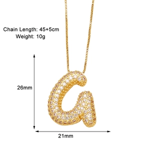 Détail du collier pendentif lettre a doré avec zircons et mesures de la chaîne