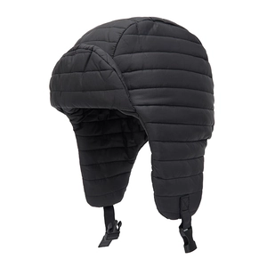 Schwarze gesteppte Uschanka-Mütze mit Ohrenklappen und verstellbarem Kinnriemen für Winter