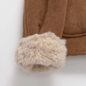 Veste en similicuir marron avec bordure épaisse en fausse fourrure crème aux poignets