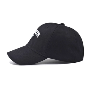 Détail de la broderie Brooklyn sur le côté d'une casquette en coton noir à six pans