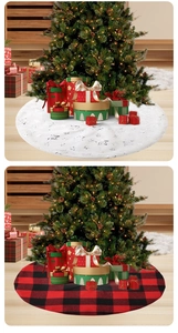 Détail de tapis de sapin de Noël avec étoiles argentées et motif à carreaux rouge et noir