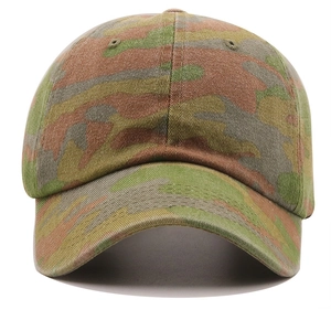 Détail d'une casquette de baseball camouflage avec motif jungle et structure à six panneaux