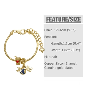 Dettaglio del bracciale da viaggio con ciondoli aereo e passaporto placcati oro 18k