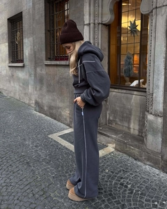 Détail du sweat à capuche en polaire gris foncé et jogging avec bottes à plateforme