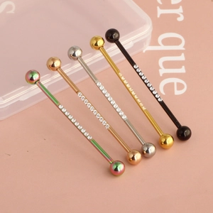 Piercings industriel en cinq couleurs sertis de zircones cubiques brillants