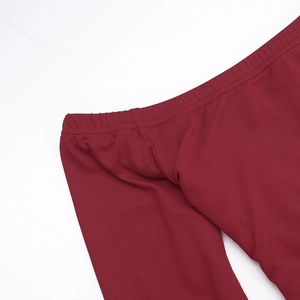 Vue détaillée d'une robe rouge élégante avec coutures précises et tissu micro-élastique