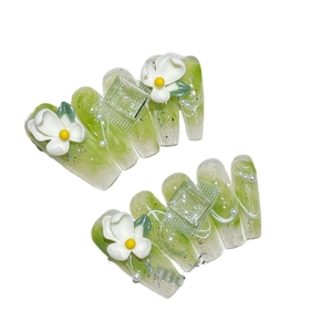 Unghie finte effetto marmo verde con fiori 3D e perle in forma trapezoidale lunga