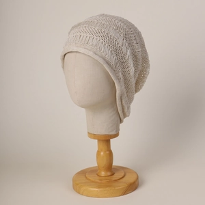 Bonnet en maille crème respirant avec détails à franges pour un look décontracté