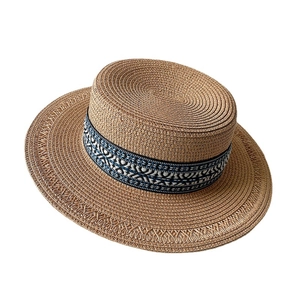 Cappello di paglia bohémien da donna con nastro geometrico blu su sfondo bianco