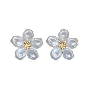 Eleganti orecchini floreali con perle barocche bianche e design a cinque petali dorati