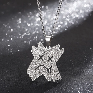 Collier cœur créatif argenté avec pendentif en X et ornements en cristaux étincelants