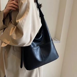 Classic black vintage hobo bucket bag with large capacity and polished leather texture