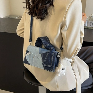 Sac Bandoulière Denim Patchwork Femme Surpiqûres Poignée Nouée Petit Sac À Main Carré Avec Charm Monstre En Peluche