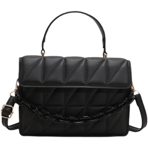 Sac à bandoulière noir chic avec matelassage triangle et poignée chaîne épaisse