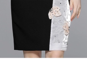 Dettaglio di fiori in raso 3D e perle su un elegante abito cheongsam nero stile moderno
