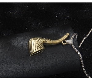 Gros plan du pendentif pipe vintage en bronze gravé sur un support en cuir noir