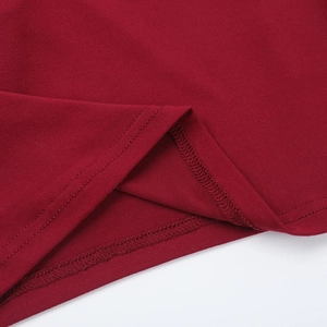 Detailaufnahme der Doppelnaht und Strickstruktur eines weinroten Camisoles mit Spitze