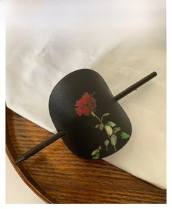Détail de l'épingle à cheveux en cuir avec imprimé floral rose élégant