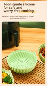 Tre cestini in silicone verde per friggitrice ad aria con texture di scolo dell'olio