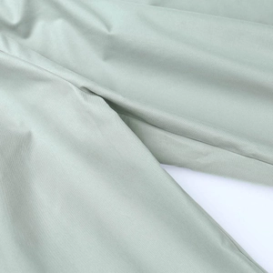 Vue détaillée du tissu à armure toile vert clair sur ce pantalon cargo de style urbain