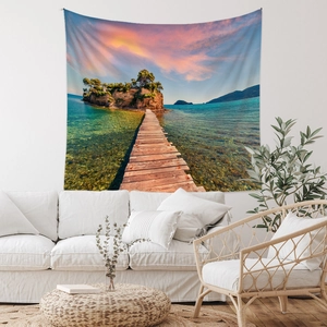 Détail d'une tapisserie de paysage bohème montrant un coucher de soleil sur mer dans un salon