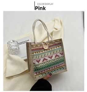 Vue détaillée d'un sac à lunch en lin avec motifs géométriques et bouton en bois