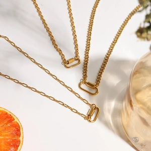 Tres collares de acero inoxidable bañados en oro de 18K con cierres de mosquetón