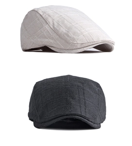 Détail de casquettes plates en lin mélangé beige et noir montrant la texture tissée