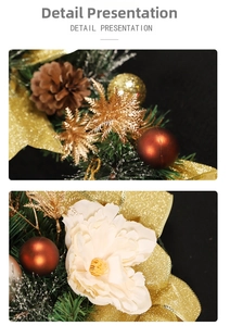 Dettaglio di decorazione natalizia con aghi di pino dorati, pigne e fiori