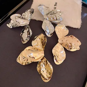 Übergroße Unregelmäßige Blütenblatt Ohrringe Mit Silberstecker Gehämmertem Metall Falten Textur Cool Punk Stil Schmuck Für Damen