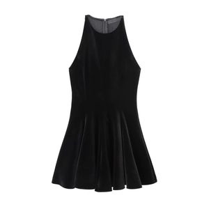 Elegantes schwarzes Samt-Maxikleid mit Neckholder, rückenfreiem Design und hohem Schlitz
