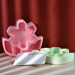 Vista de moldes de silicona con forma de flor para fundición de resina y decoración