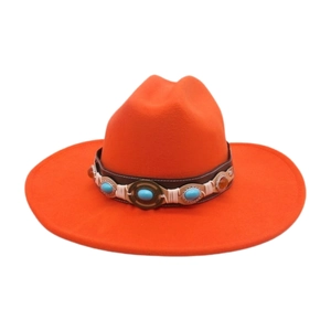 Sombrero fedora de fieltro naranja con una banda decorativa de estilo étnico