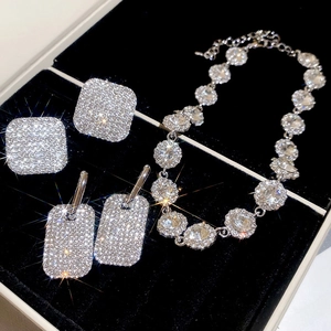 Macro del set di gioielli con diamanti con collana e orecchini in una confezione regalo bianca