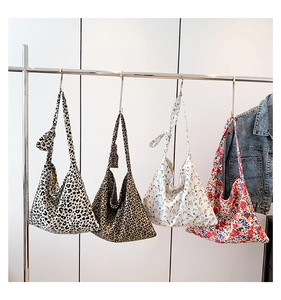 Detalle de cuatro bolsos tote grandes con estampados de leopardo y flores y lazos hombro