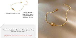 Detalle de pulsera de cadena dorada con colgante cilíndrico de circón y dimensiones