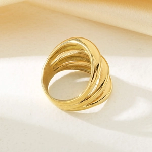 Dettaglio di un anello largo multistrato in acciaio inossidabile placcato oro 18K su seta